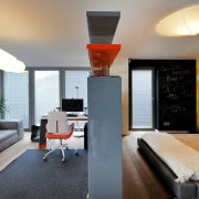 Przestronny pokój nastolatka został podzielony...