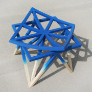 Koronkowy stołek Projekty Lootah są zarazem...