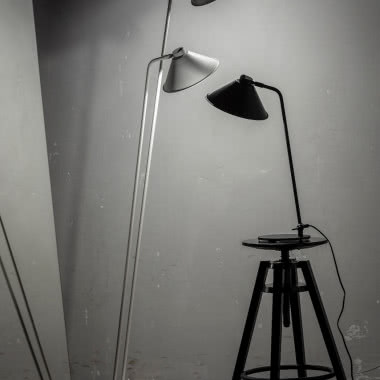 Lampy Gabian, czarna i szara lampa podłogowa, czarny stolik, czarna lampa na stoliku, szare ściany