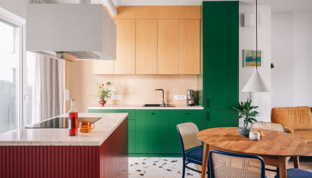 Kolorowe mieszkanie w stylu vintage. Zaprojektowała je przyjaciółka właścicieli!