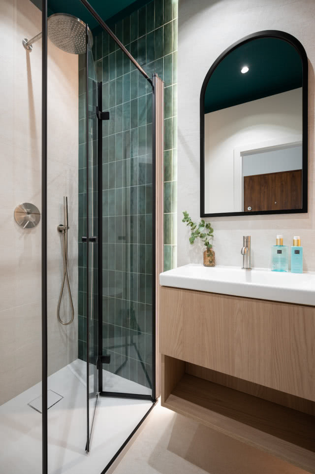 zielone płytki w łazience