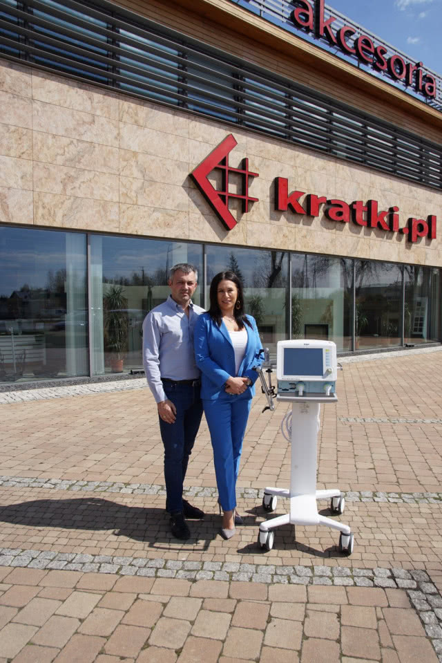 Właściciele marki Kratki przekazują respirator