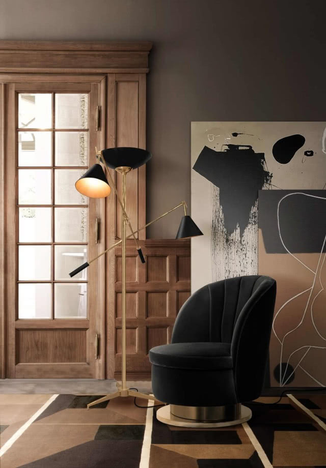 czarny fotel i lampa stojąca