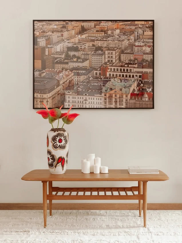 stolik z wazonem i kilimem