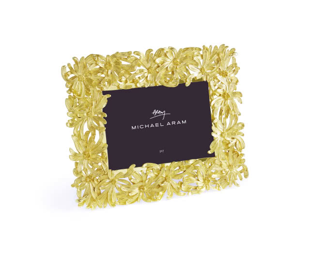 Ramka na zdjęcie z kolekcji Dahlia jest
bardzo romantyczna. W epoce wiktoriańskiej dalie były symbolem miłości i oddania.