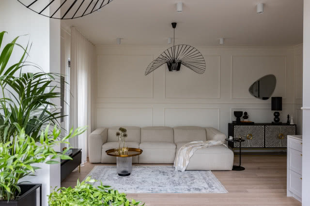 salonu w odcieniach beżu i bieli