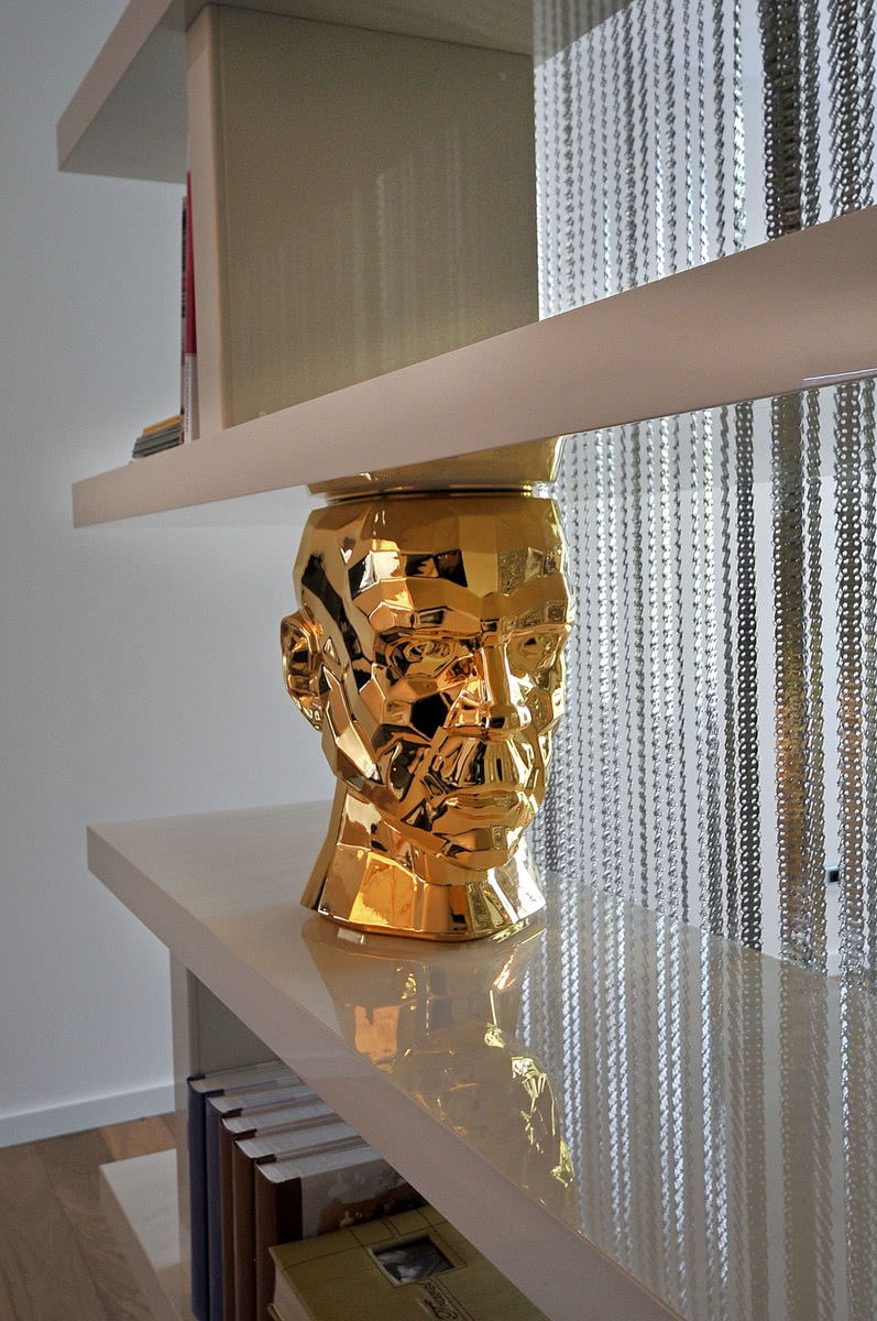 Zabawne złote głowy to konstrukcyjna część...