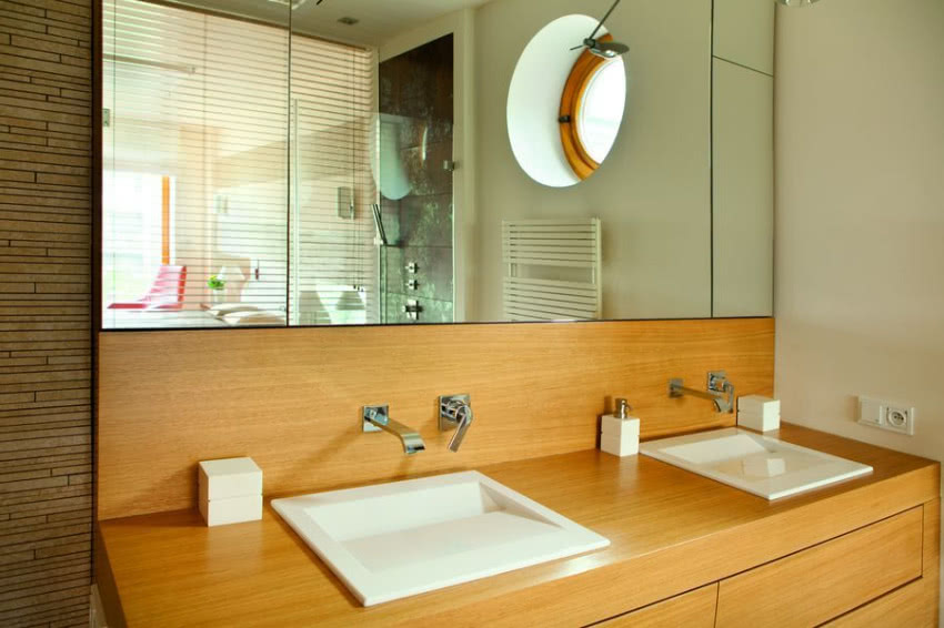 Lustro w łazience odbija światło, które przez...