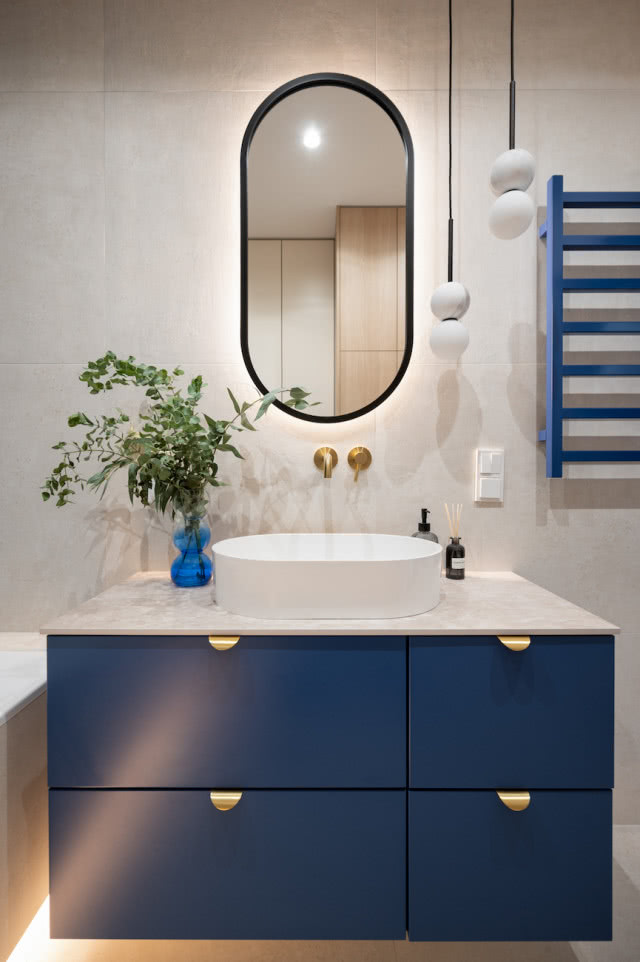 niebieska szafka pod umywalkę