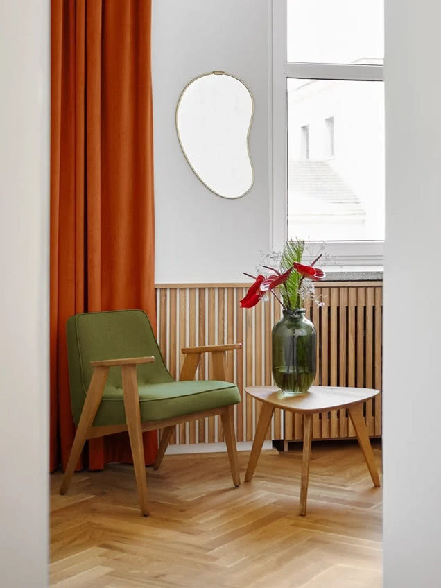 fotel 366 z podnóżkiem we wnętrzu