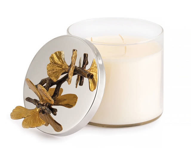 Świeca z kolekcji Butterfly Ginkgo jest inspirowana odmianą miłorzębu japońskiego znanego jako „ginkgo biloba”, którego liście przypominają motyle.