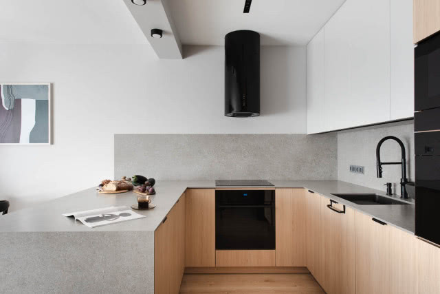 Biała kuchnia z drewnem 