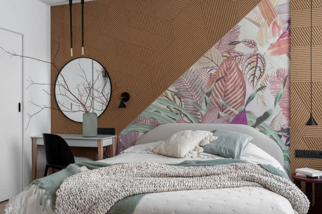 drewniane ściany w sypialni i tapeta
