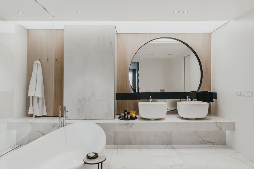 Pokój kąpielowy urządzono
z wielką dbałością o...