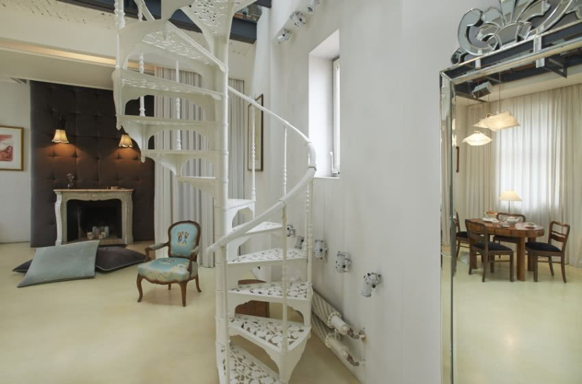 Żeliwne schody prowadzą na drugi poziom, do...