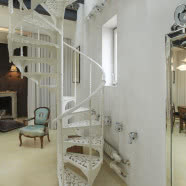 Ażurowe schody w mieszkaniu na poddaszu