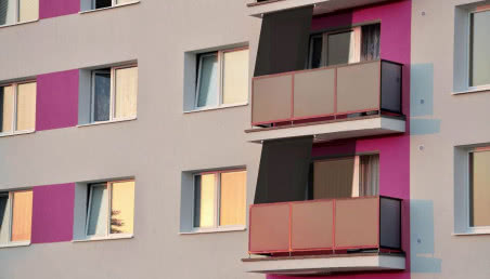 Czym osłonić balkon? Roletą!