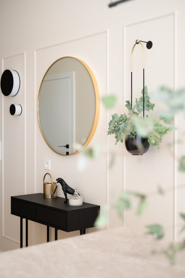 czarna konsola i czarne kwietniki