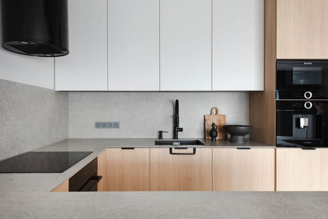 Biała kuchnia z drewnem 