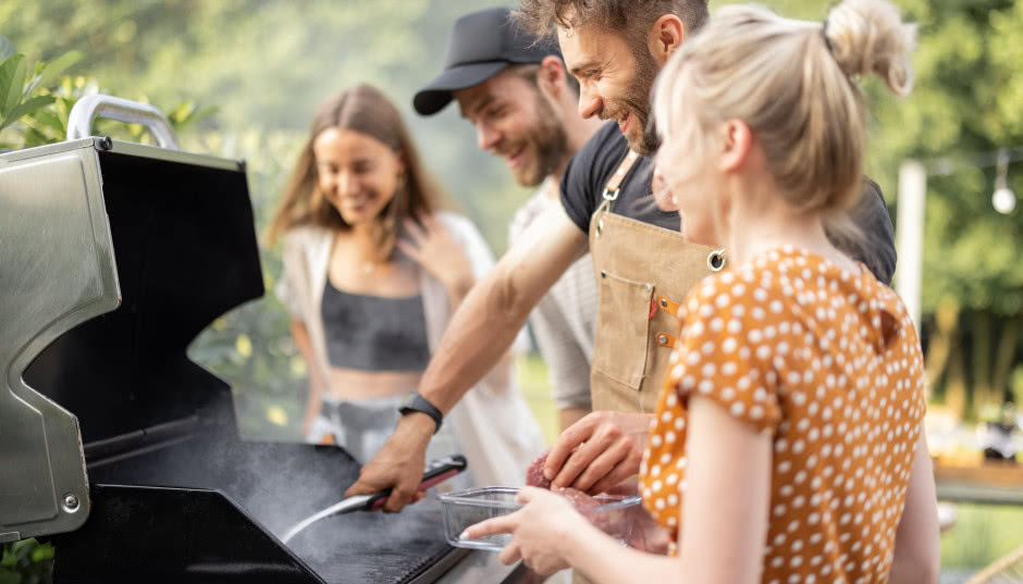 Strefa grillowa w ogrodzie - jak ją urządzić i ile miejsca przeznaczyć?