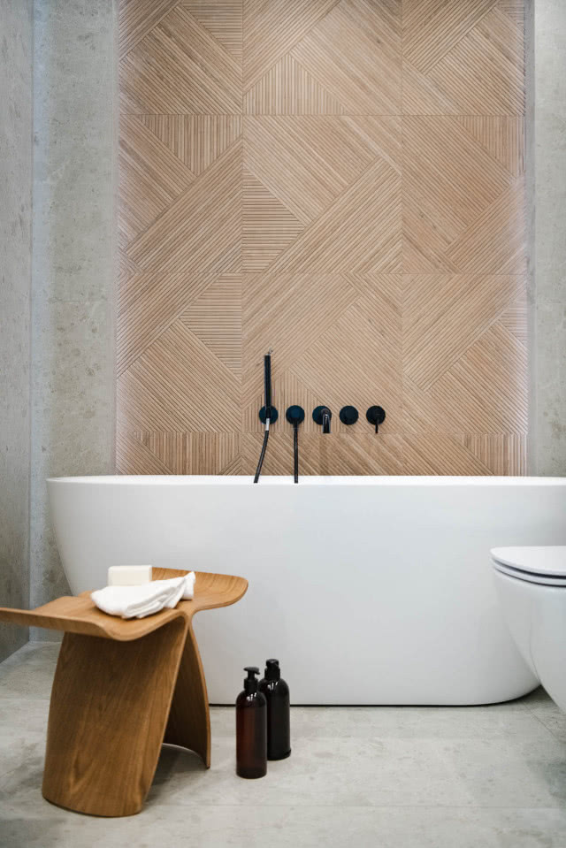 Biała łazienka z drewnem 