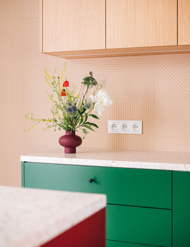 Kuchenną ścianę zabezpieczają i zdobią matowe płytki z kolekcji Passepartout włoskiej firmy Fioranese Ceramica.