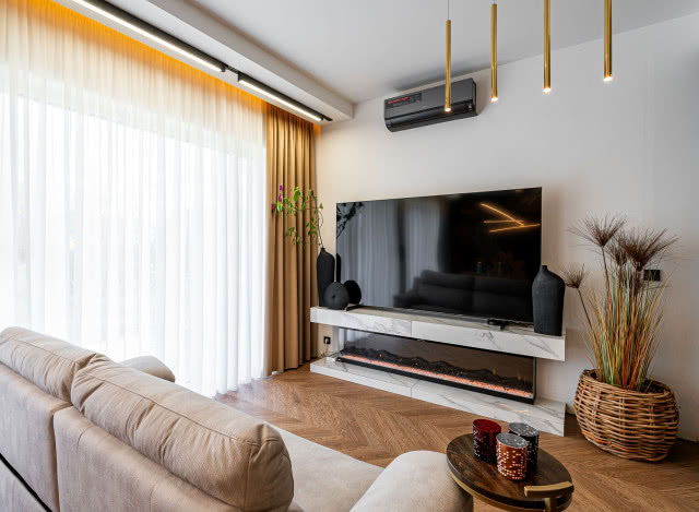 Klimatyzator nad telewizorem