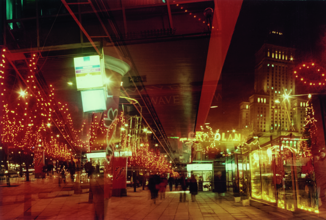 Edward Grochowicz, „Dworzec Centralny, hotel Marriott i biurowiec Elektrimu”,
z serii „Noworoczne iluminacje”, 1993-1996, Ośrodek KARTA