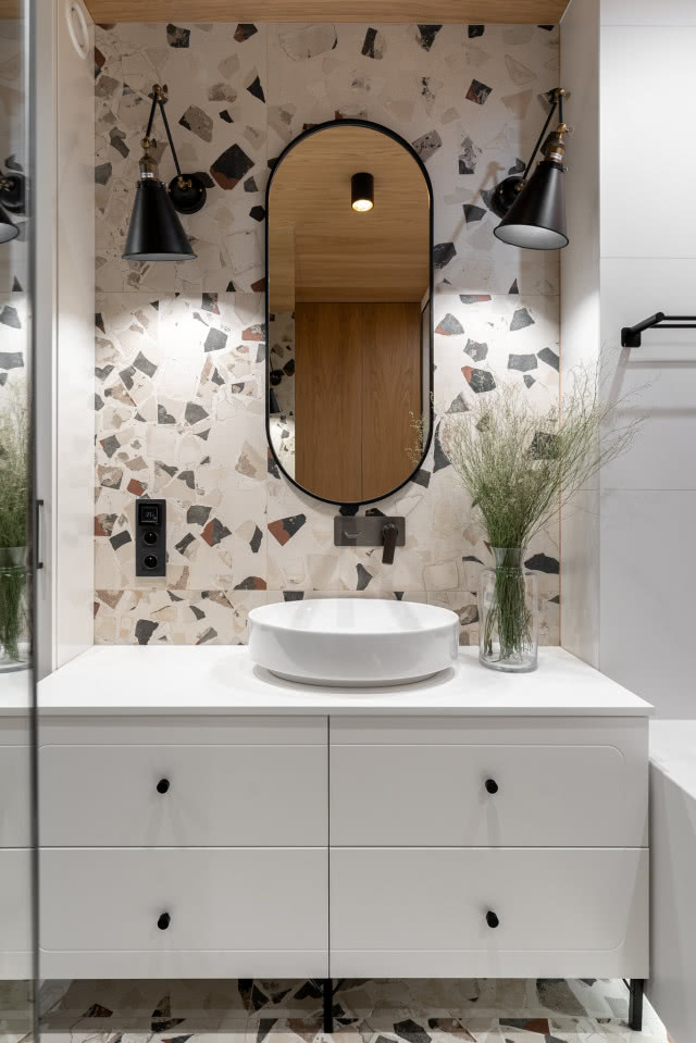 lastryko na ścianie w łazience