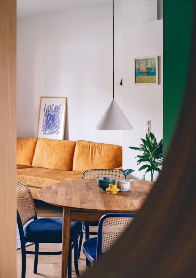 Właścicielka nie wyobrażała sobie salonu bez wygodnego narożnika  z szezlongiem. Kompaktowy model znaleziony został w ofercie firmy Optisofa. Do części jadalnianej  wybrano krzesła marki Fameg.