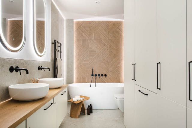 Biała łazienka z drewnem 