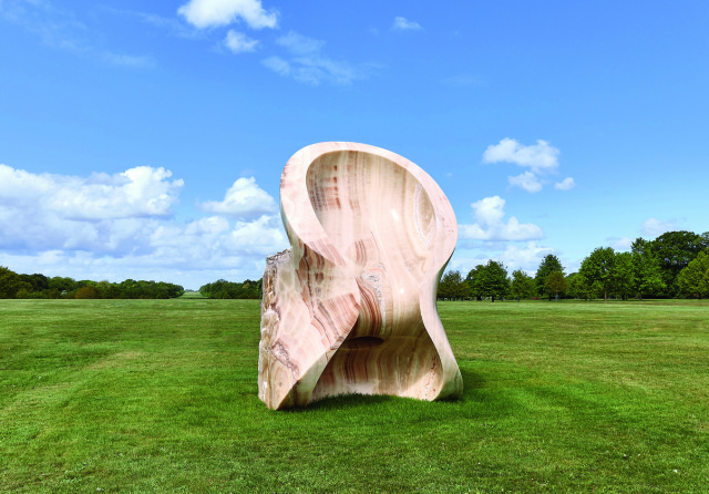 Anish Kapoor, „Eight Eight”, 2004, irański onyks,
281x195x146 cm, fot. dzięki uprzejmości Studia
Anisha Kapoora