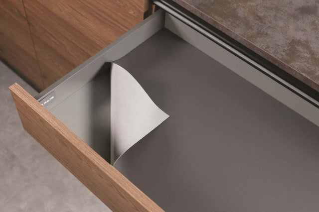 mata antypoślizgowa do szuflad, drewniane fronty szafek kuchennych