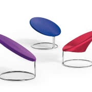 Krzesło Theo zaprojektowane przez Brytyjczyka...