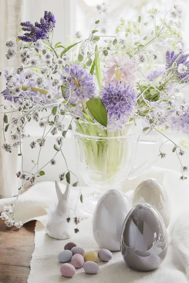 Kwiaty wiosenne na wielkanocny stół