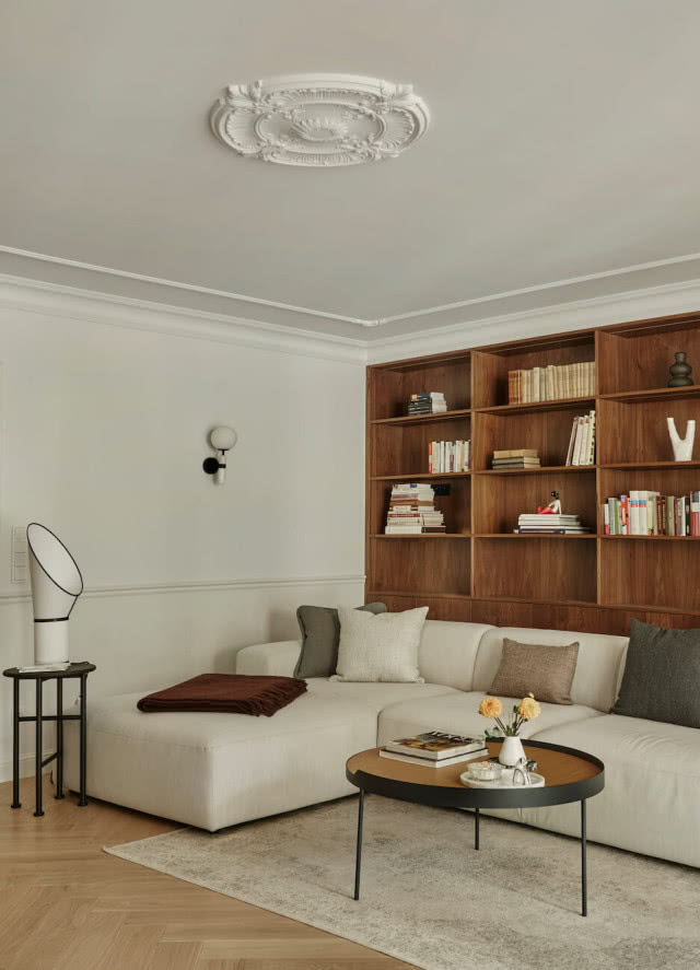 Sztukaterie i rozeta w salonie