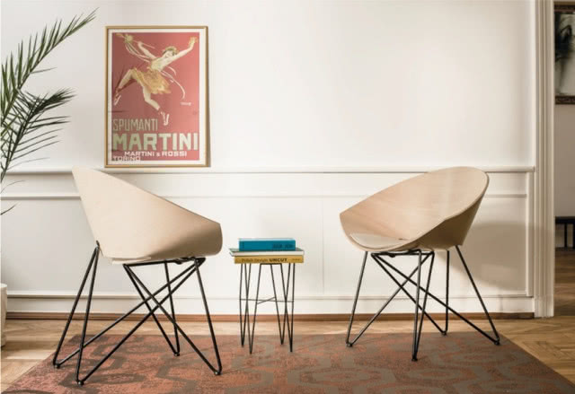 krzesła ze sklejki przy stoliku