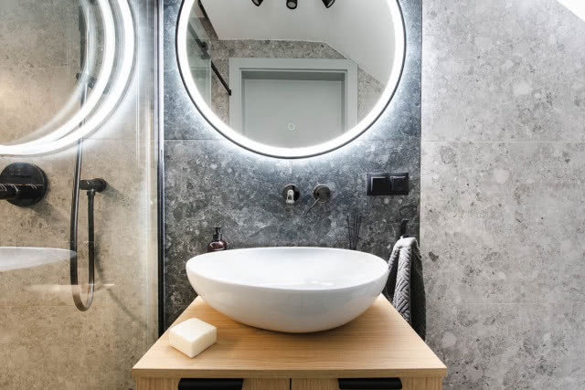 Szara łazienka z drewnem 