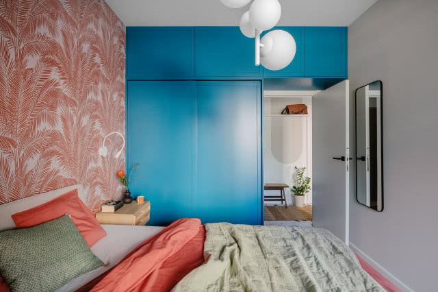 Kojące barwy, i miękkie tkaniny tworzą idealny, kojący nastrój sypialni. Dzięki zabudowie na wymiar  przestrzeń została tu wykorzystana optymalnie.