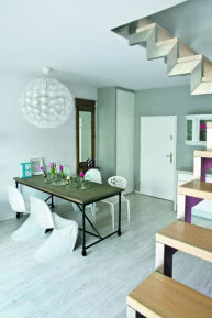 Mieszkanie projektantki Gabrieli Kliś - jadalnia z designerskimi krzesłami