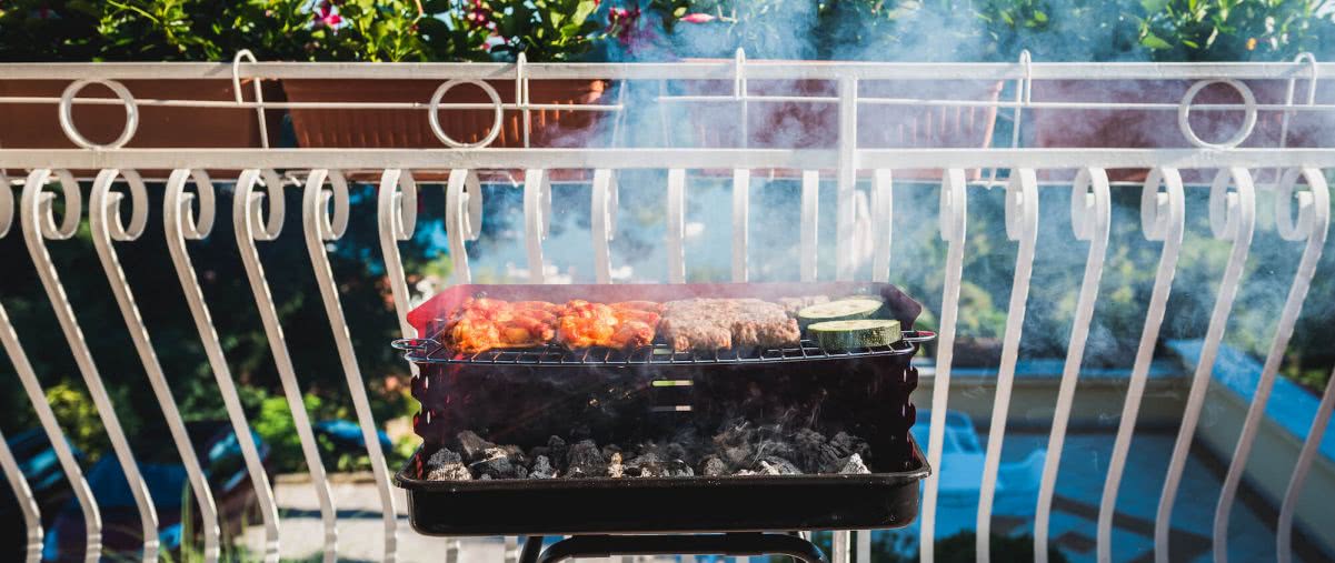 Grill na balkonie: smak lata czy ryzyko mandatu do 5000 zł? Sprawdź, zanim rozpalisz! 