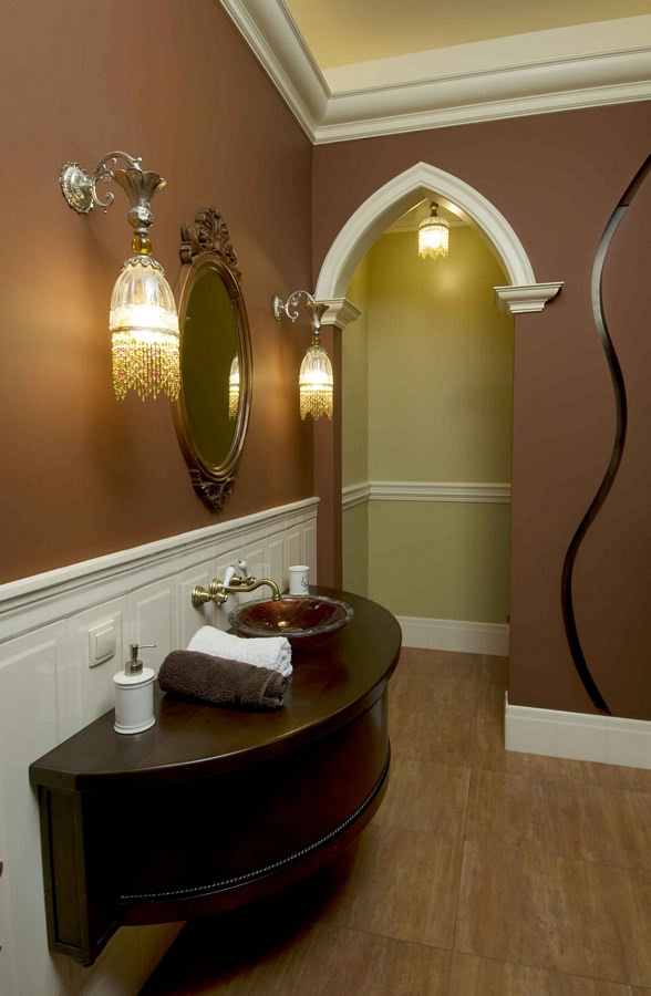 Oświetlenie jest tradycyjne, zgodne z stylistyką...