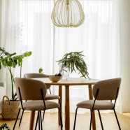 Apartament w dawnej dzielnicy przemysłowej. Dominuje w nim orzechowe drewno i vintage dodatki!