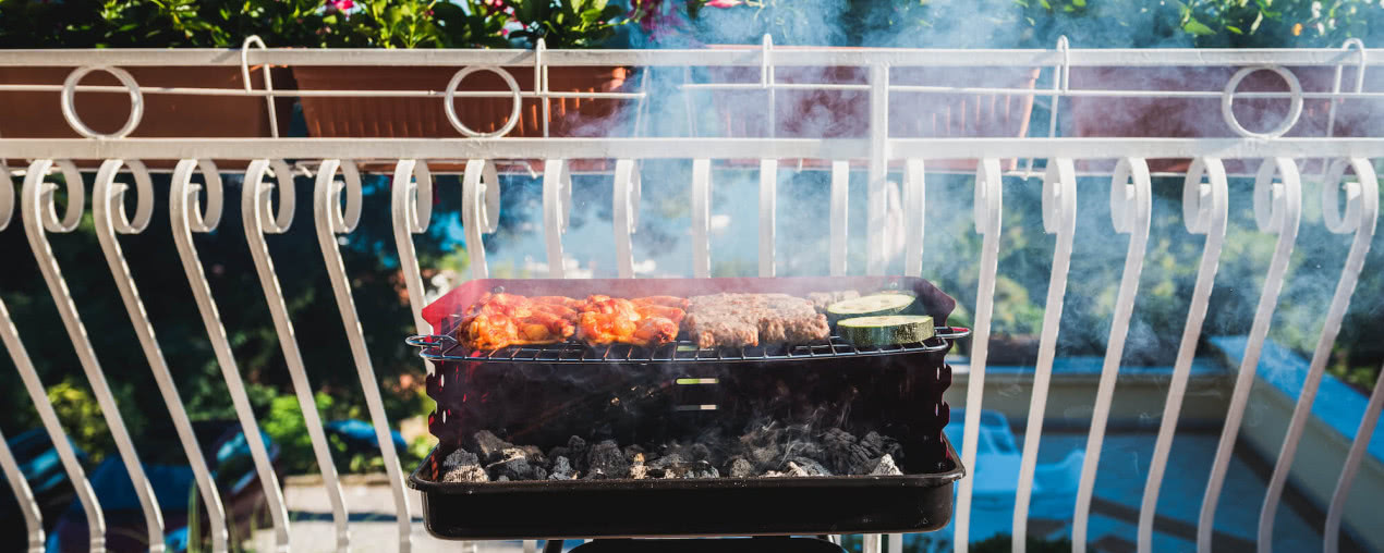 Grill na balkonie: smak lata czy ryzyko mandatu do 5000 zł? Sprawdź, zanim rozpalisz!