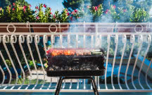 Grill na balkonie: smak lata czy ryzyko mandatu do 5000 zł? Sprawdź, zanim rozpalisz!
