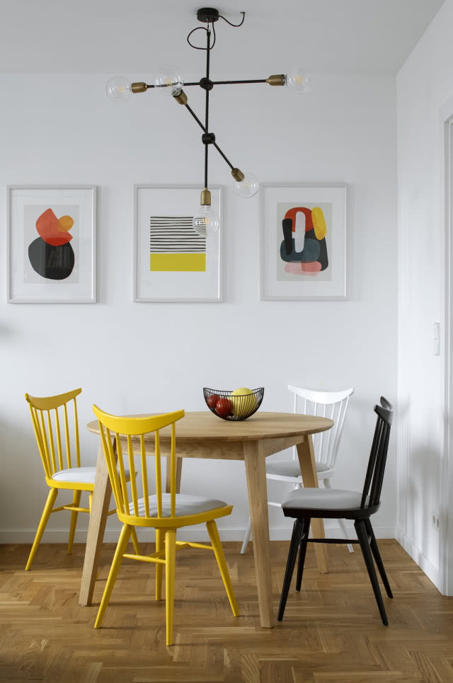 Żółte krzesła patyczaki