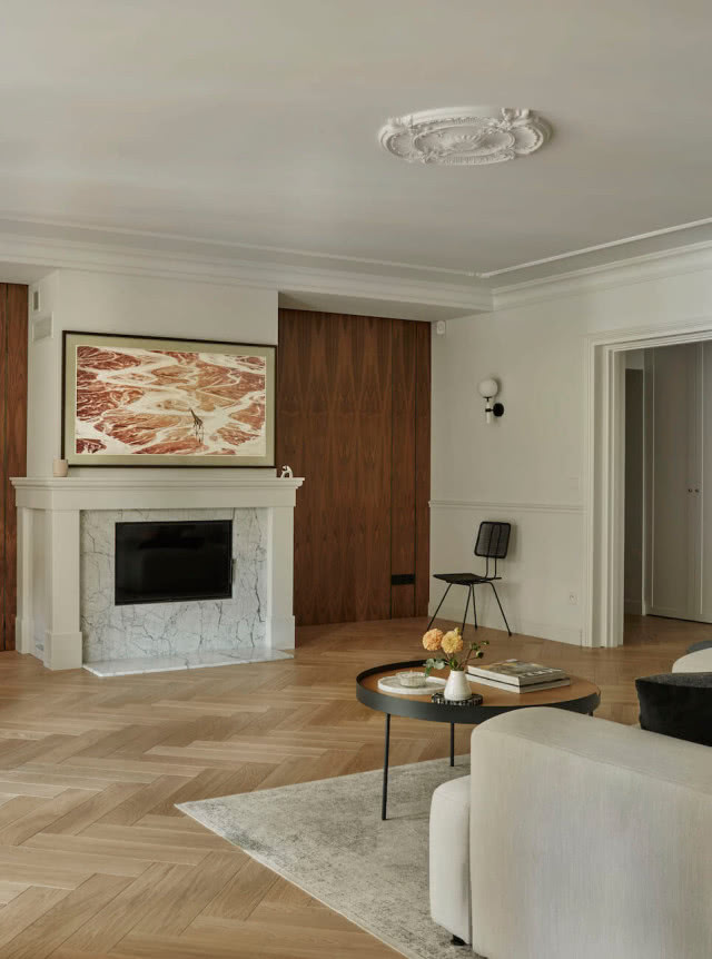 kominek z marmuru w salonie