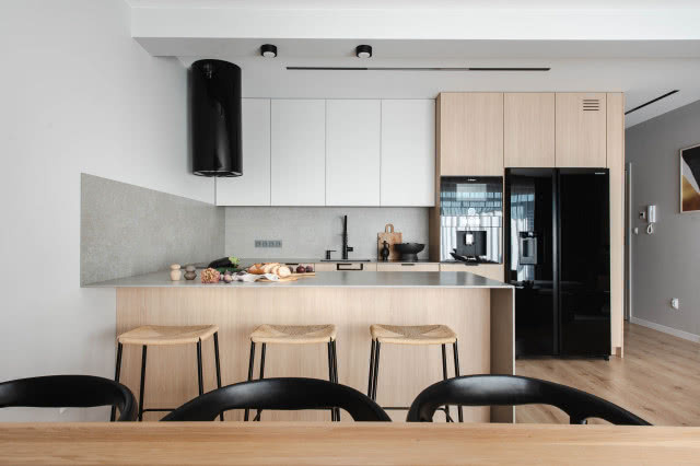 Biała kuchnia z drewnem