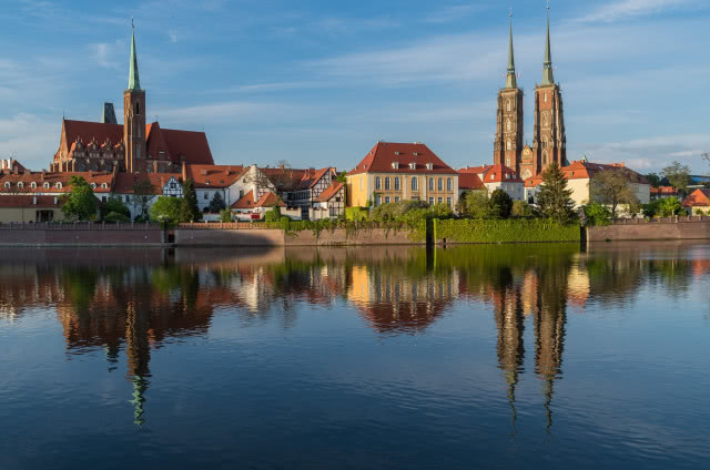 ostrów tumski z poziomu wody z drugiego brzegu