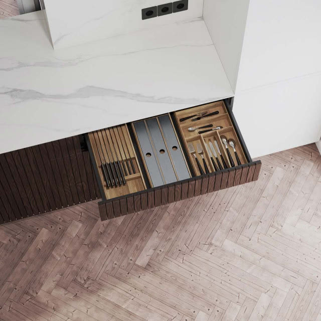 drewniane wkłady do szuflady na sztućce, jodełka na podłodze, białe blaty,